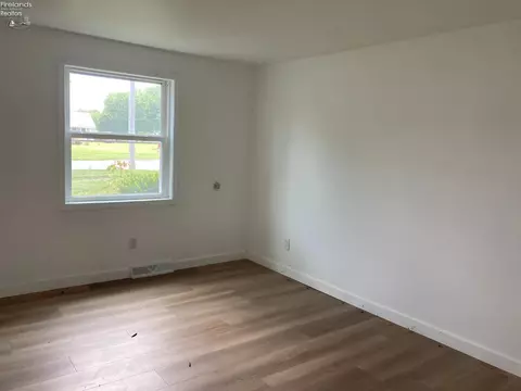 327 Keefer, Willard, OH 44890 photo 13