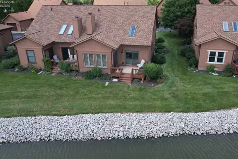 51 N Harbors End Dr, Port Clinton, OH 43452