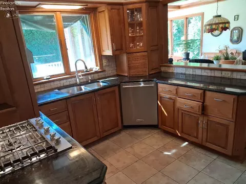 1020 Main St, Huron, OH 44839 photo 5