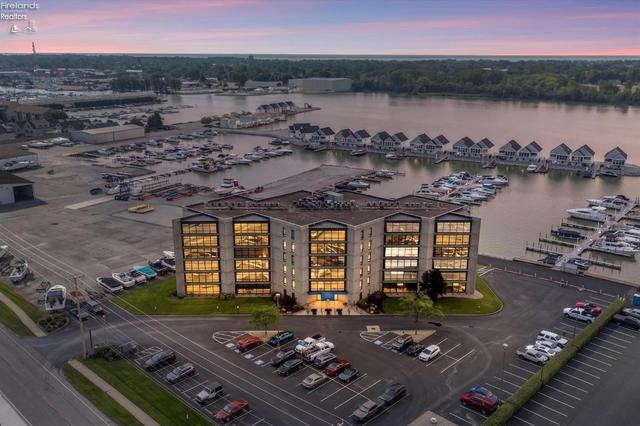 711 W Lakeshore Dr #203, Port Clinton, OH 43452
