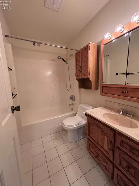 Bath - 326 Brinker St, Bellevue, OH 44811 photo 1 of 1