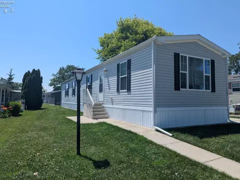 1727 S Morningside Dr, Port Clinton, OH 43452