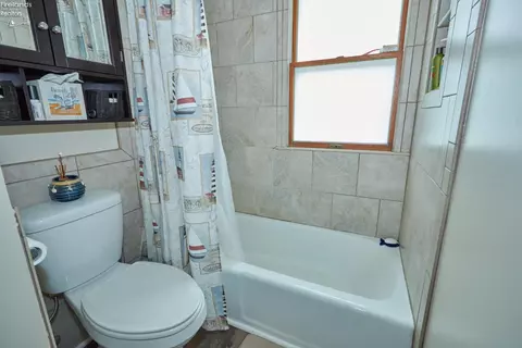 Bath - 405 Berlin Rd, Huron, OH 44839 photo 2 of 3