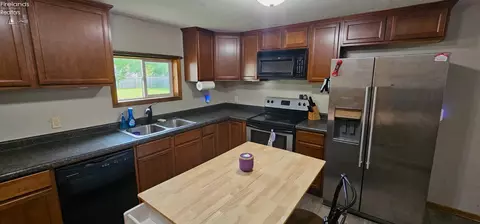 Kitchen - 40 Hayes St, Willard, OH 44890 photo 2 of 2