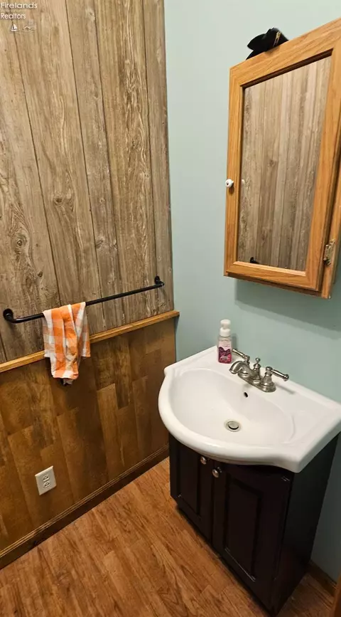 Bath - 40 Hayes St, Willard, OH 44890 photo 1 of 5