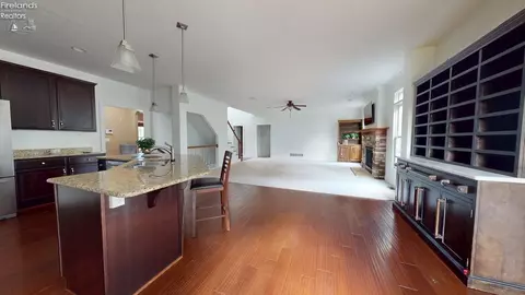 Living - 1140 Meadowview Dr, Willard, OH 44890 photo 4 of 4