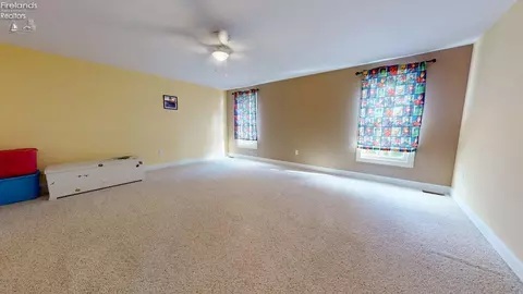 Bedroom - 1140 Meadowview Dr, Willard, OH 44890 photo 9 of 10