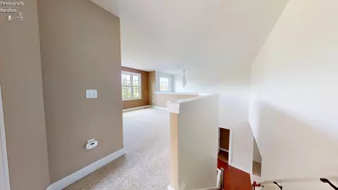Entry Way - 1140 Meadowview Dr, Willard, OH 44890 photo 3 of 5