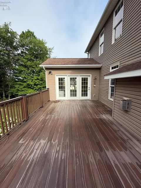 Exterior - 1140 Meadowview Dr, Willard, OH 44890 photo 4 of 7
