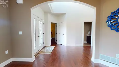 Entry Way - 1140 Meadowview Dr, Willard, OH 44890 photo 1 of 5