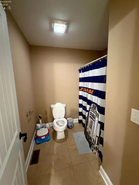 Bath - 1140 Meadowview Dr, Willard, OH 44890 photo 5 of 11