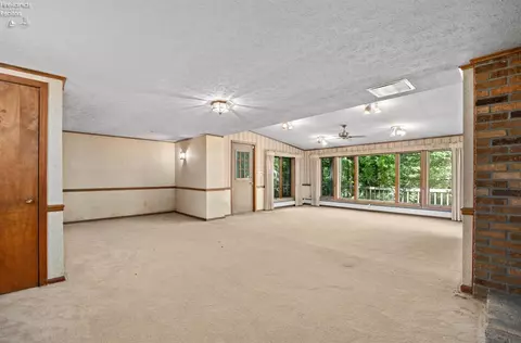 Living - 41180 Butternut Ridge Rd, Elyria, OH 44035 photo 4 of 7
