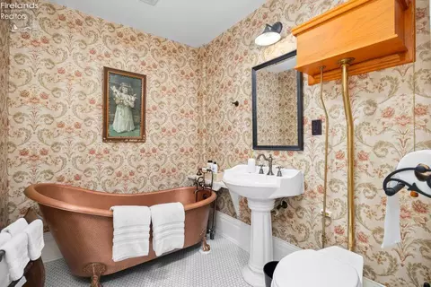 Bath - 403 E Adams, Sandusky, OH 44870 photo 3 of 11