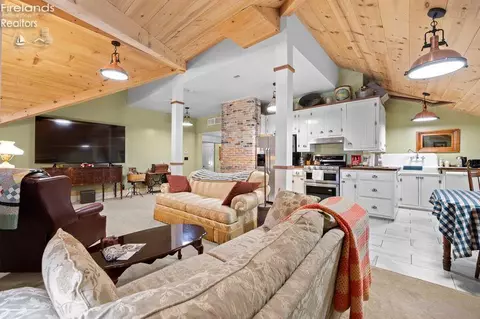 Living - 403 E Adams, Sandusky, OH 44870 photo 10 of 11