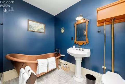 Bath - 403 E Adams, Sandusky, OH 44870 photo 4 of 11