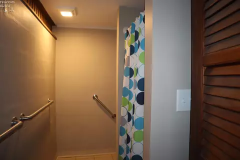 Bath - 7 Vandercook St, Norwalk, OH 44857 photo 2 of 3