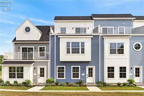 469 Harbor Ln, Lorain, OH 44052