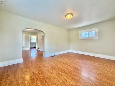 Living - 133 Walnut St, Bellevue, OH 44811 photo 1 of 7