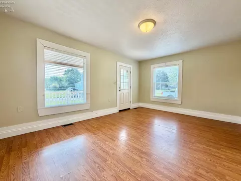 Living - 133 Walnut St, Bellevue, OH 44811 photo 3 of 7