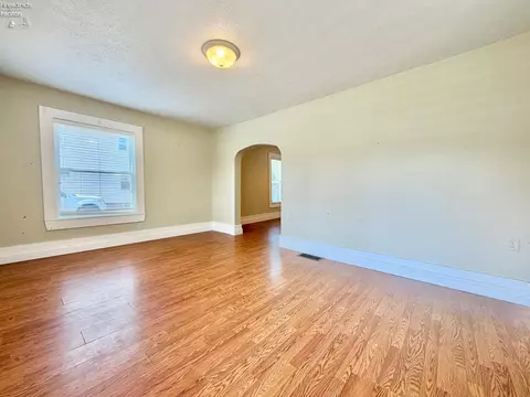 Living - 133 Walnut St, Bellevue, OH 44811 photo 4 of 7
