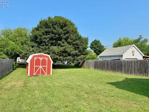 Exterior - 133 Walnut St, Bellevue, OH 44811 photo 4 of 5