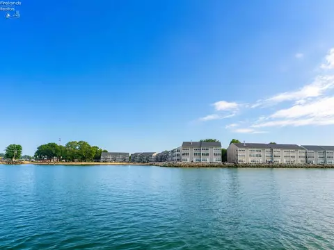 238 W Lakeshore Dr #238D, Port Clinton, OH 43452