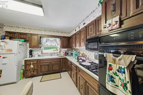 Kitchen - 1223 Brookview Dr, Huron, OH 44839 photo 2 of 2