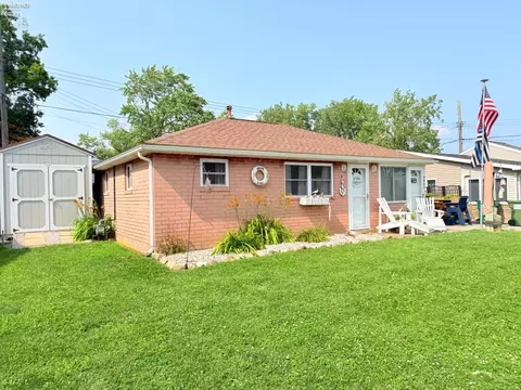 5821 E Peach St, Port Clinton, OH 43452