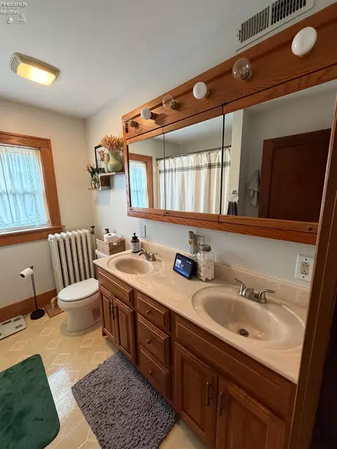 Bath - 816 Clark St, Willard, OH 44890 photo 2 of 3