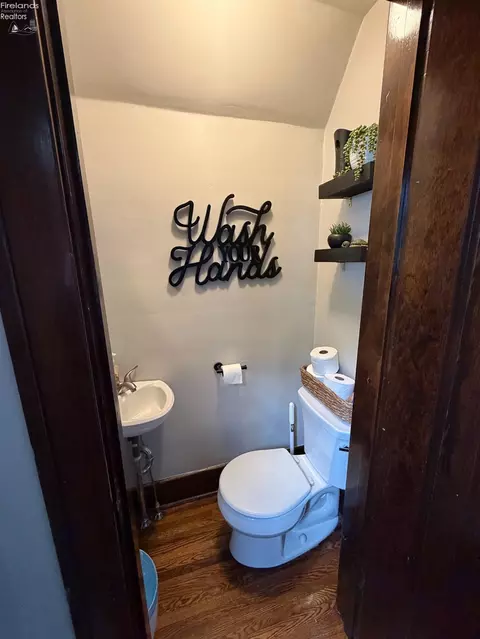 Bath - 816 Clark St, Willard, OH 44890 photo 3 of 3