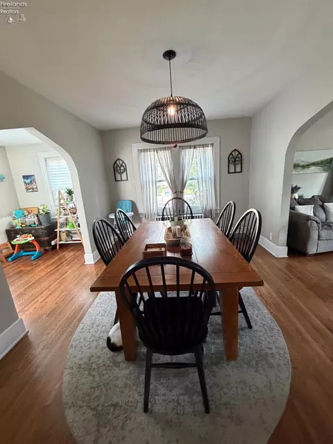 Dining - 816 Clark St, Willard, OH 44890 photo 1 of 3