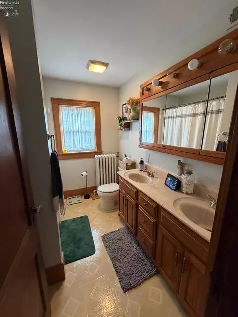 Bath - 816 Clark St, Willard, OH 44890 photo 1 of 3
