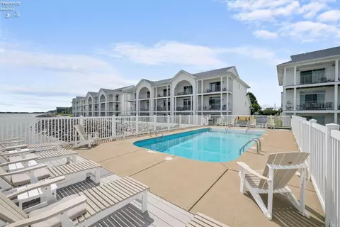 1187 W Lakeshore Dr, Port Clinton, OH 43452