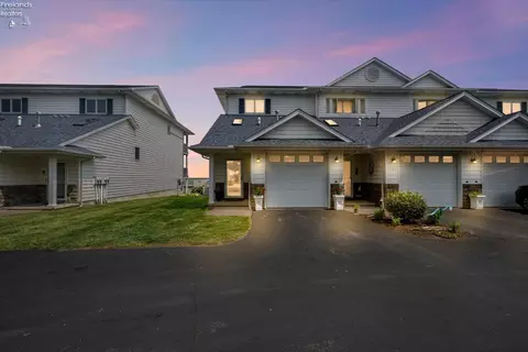 1187 W Lakeshore Dr, Port Clinton, OH 43452