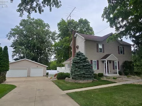 2049 Whittaker Dr, Fremont, OH 43420