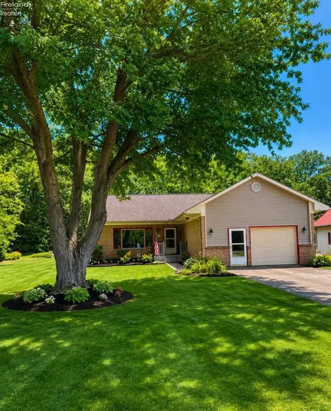 4656 E Karlite Dr, Port Clinton, OH 43452