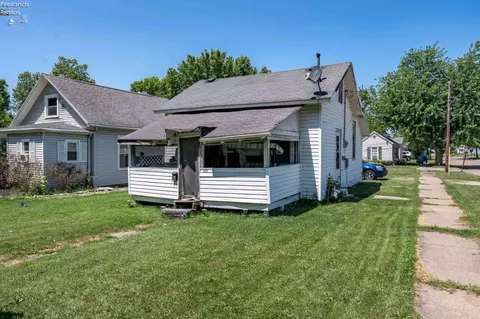 1017 E State St, Port Clinton, OH 43452