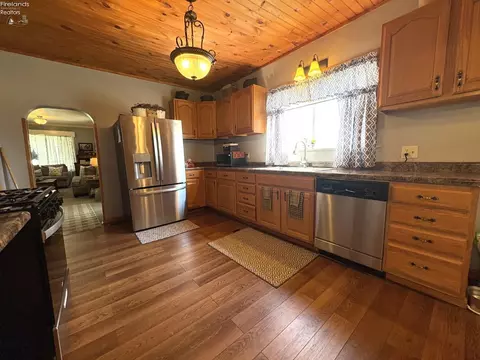 Kitchen - 307 W Laurel St, Willard, OH 44890 photo 2 of 2