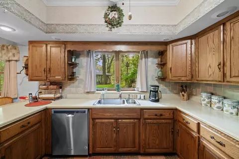 Kitchen - 10510 Mudbrook, Huron, OH 44839 photo 3 of 5