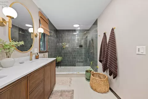 Bath - 3816 James Ave, Huron, OH 44839 photo 2 of 7