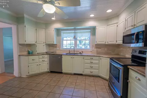 Kitchen - 817 Seneca Ave, Huron, OH 44839 photo 2 of 3
