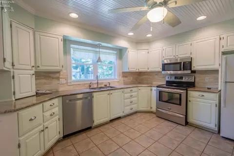 Kitchen - 817 Seneca Ave, Huron, OH 44839 photo 3 of 3