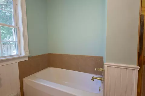 Bath - 817 Seneca Ave, Huron, OH 44839 photo 3 of 3
