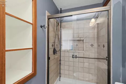 Bath - 570 Butte, Willard, OH 44890 photo 5 of 5