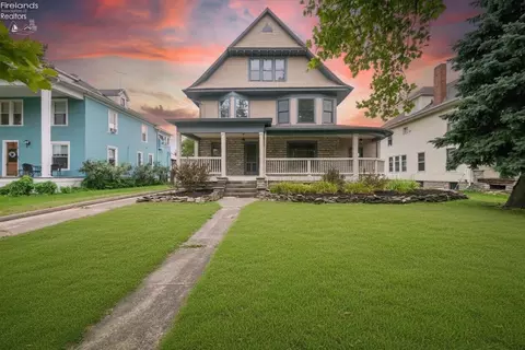 521 E 2nd St, Port Clinton, OH 43452