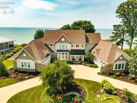 1304 N Overlook Dr, Port Clinton, OH 43452