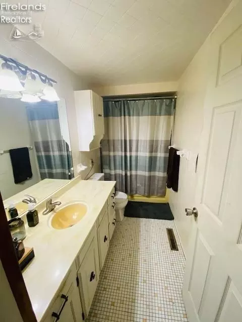 Bath - 4157 Fox Ave, Clyde, OH 43410 photo 1 of 1