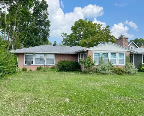 1920 S Bay Dr, Port Clinton, OH 43452