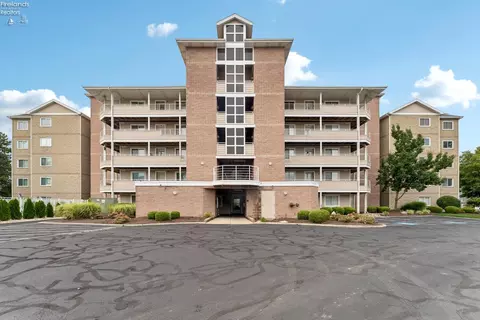 24 Marina Point Dr, Sandusky, OH 44870