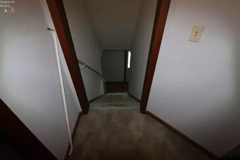 Entry Way - 115 Meadowfield Ct, Elyria, OH 44035 photo 3 of 4